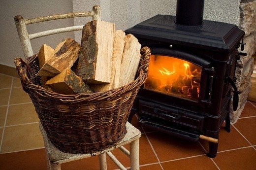 Pletena košara koja se koristi kao drva za odlaganje drva za ogrjev izgleda vrlo šareno
