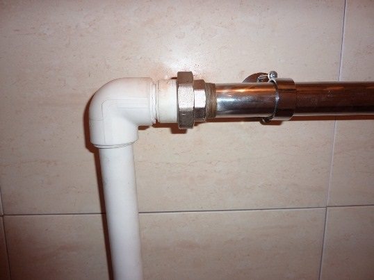 Connecting a heated towel rail