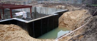 Nếu sông gần, nước có thể ứ đọng xung quanh tòa nhà.