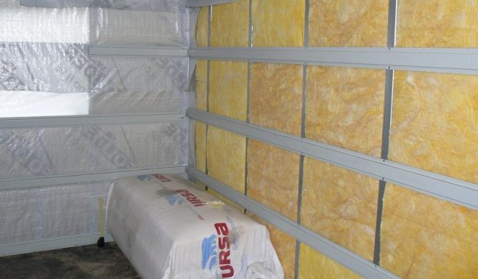 Si la membrana está instalada correctamente, la humedad sale de la habitación y no penetra hacia atrás.