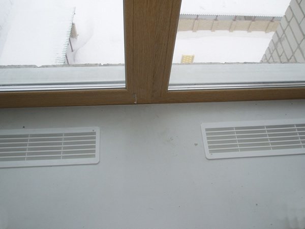grila de ventilație a pragului ferestrei