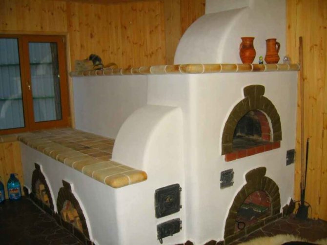 Stufa russa rifinita con intonaco e piastrelle decorative