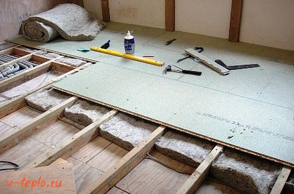 Cortar el aislamiento del piso del ático