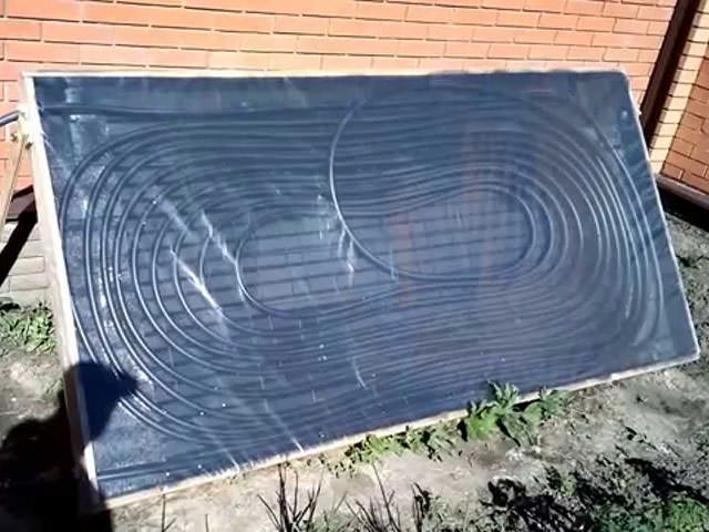 Colector solar con serpentín de tubería de plástico