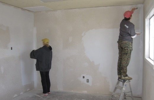 Metoder for å dekorere veggene i et hus og en leilighet fra en skumblokk inni