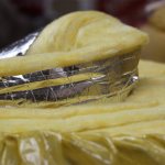 La lana de vidrio es un aislamiento de fibra fabricado a partir de la industria del vidrio de desecho, se usa más a menudo para revestir y sellar huecos en estructuras.