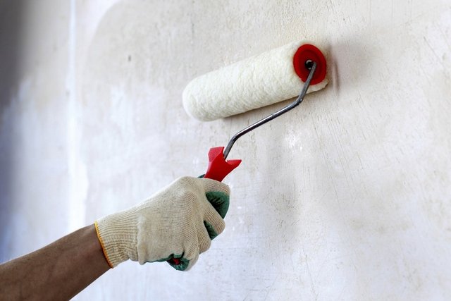 Ang pader ay dapat na primed sa isang malalim na penetration compound.
