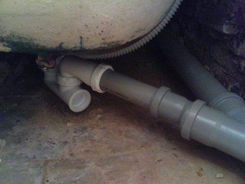 Există o scurgere sub baie - Ce să faci?