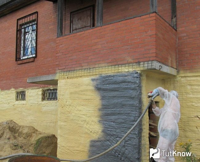 Cách nhiệt nền bằng bọt polyurethane