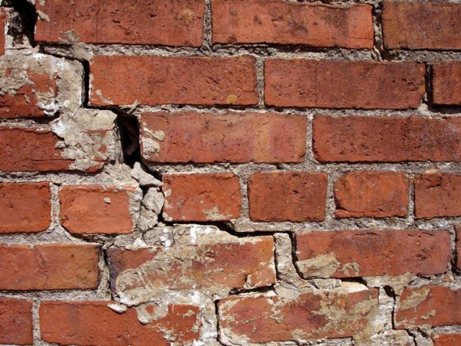 Các vết nứt cần được làm sạch và mở rộng trước khi sửa chữa.