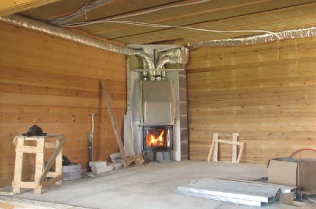 Chimenea de esquina en la casa.