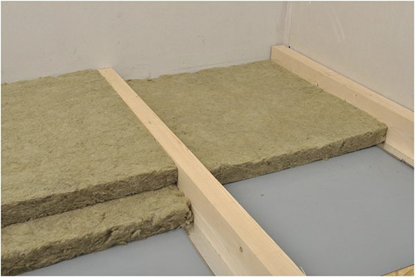 Deitando lã mineral no chão