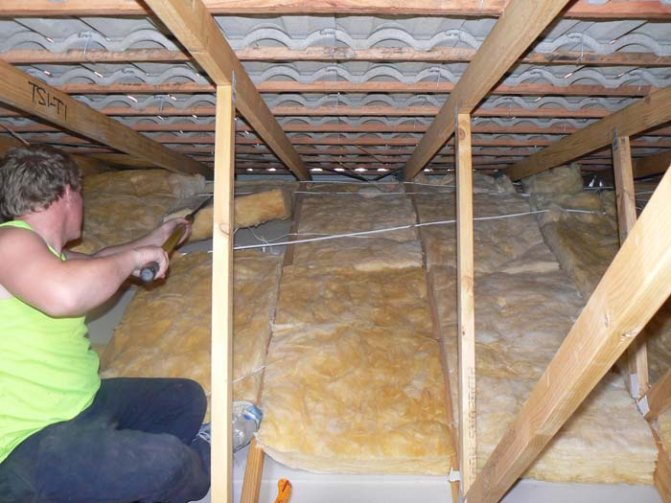 Lắp đặt chất cách nhiệt trên mái nhà