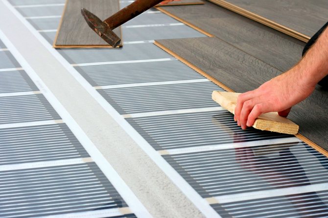 Niemożliwe jest ułożenie laminatu na folii na podczerwień bez hydroizolacji.