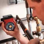 Installation av en pump i värmesystemet i ett privat hus