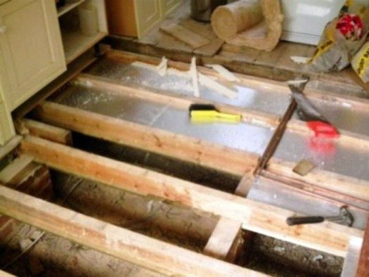 Vloerverwarming apparaat op houtblokken