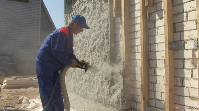 cách nhiệt của một ngôi nhà gạch từ bên ngoài bằng cách phun