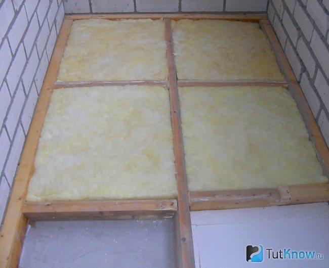 Isolamento térmico da superfície do piso com lã mineral