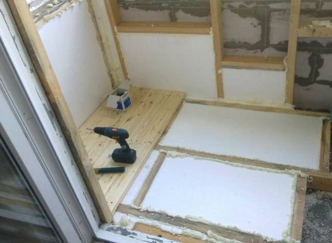 isolering av väggar och golv på balkongen med polystyrenskum