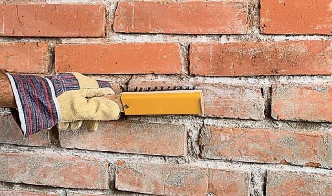 Väggisolering med skum på utsidan - Rengör väggen från skräp