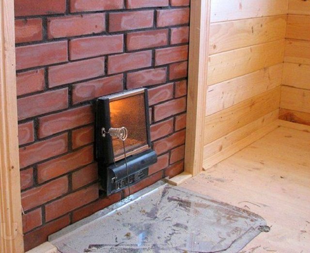 A bemutatott változatban a tulajdonos inkább téglával fektette le a nyílást