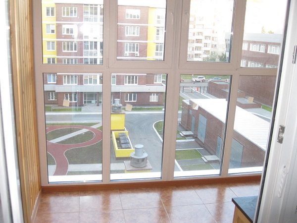 zicht op de buren vanaf het panoramische balkon