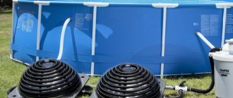 het water in het zwembad wordt opgewarmd door de zon