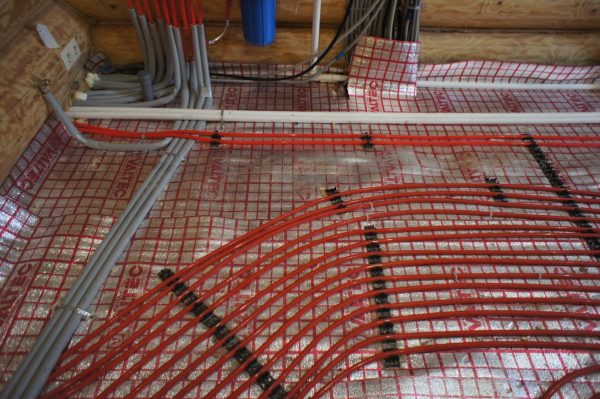 Water-warmte-geïsoleerde vloer in een houten huis