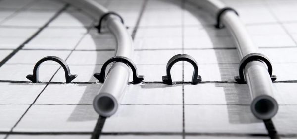 Water-warmte-geïsoleerde vloer in een houten huis