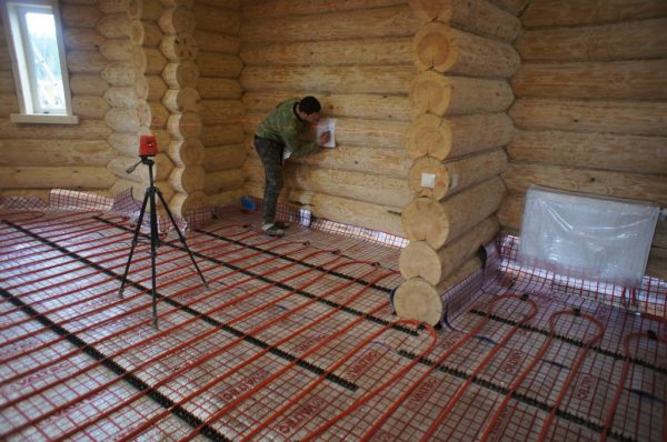 Water-warmte-geïsoleerde vloer in een houten huis