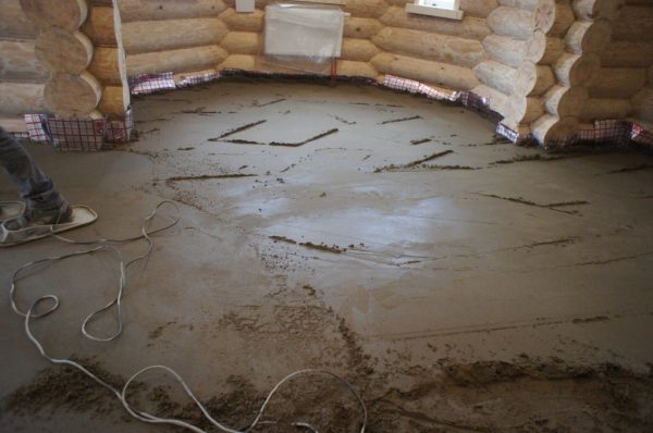 Water-warmte-geïsoleerde vloer in een houten huis