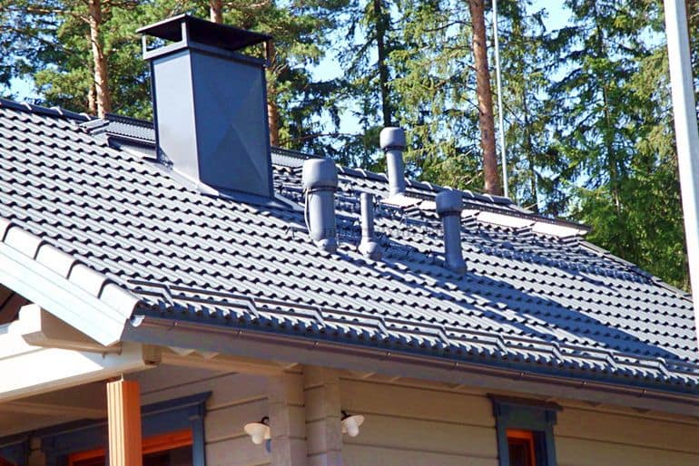 De hoogte van de ventilatiepijp boven het dak van een woonhuis