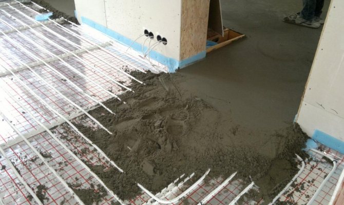 Colata di massetto su un pavimento caldo