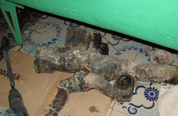 Reemplazo de una camiseta en un elevador de alcantarillado