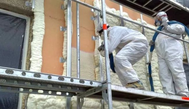 L'edificio è isolato con schiuma di poliuretano prima del rivestimento con una facciata ventilata